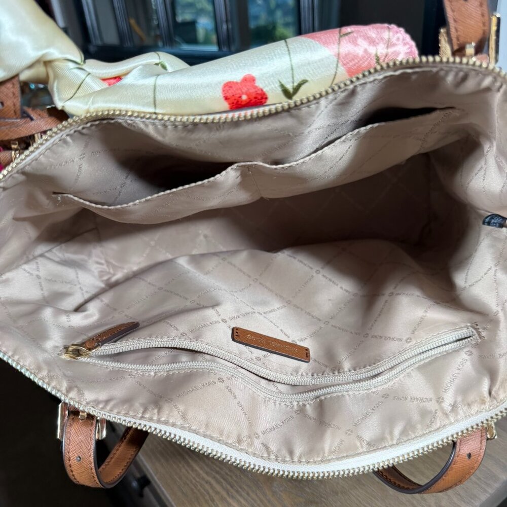 Michael Kors MK Signature Tote Bag — Vanilla & Acorn Monogram - Picture 16 of 16